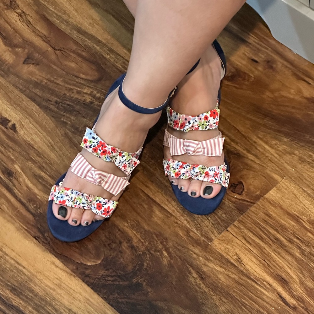 1901 Flowers and Bows Wedge Sandals, EUC